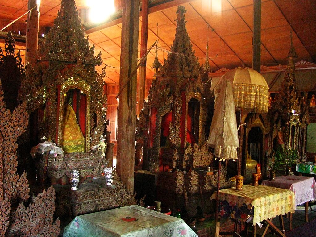 Zdjęcia: jezioro Inle, stan Shan, wiejski klasztor - wnętrze, MYANMAR Zdjęcia: jezioro Inle, stan Shan, wiejski klasztor - wnętrze, MYANMAR