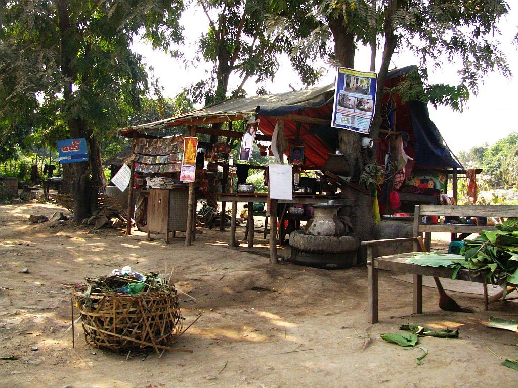 Zdjęcia: gdzieś po drodze, trasa Mandalay - Nyaungshwe, wiejski sklep, MYANMAR Zdjęcia: gdzieś po drodze, trasa Mandalay - Nyaungshwe, wiejski sklep, MYANMAR