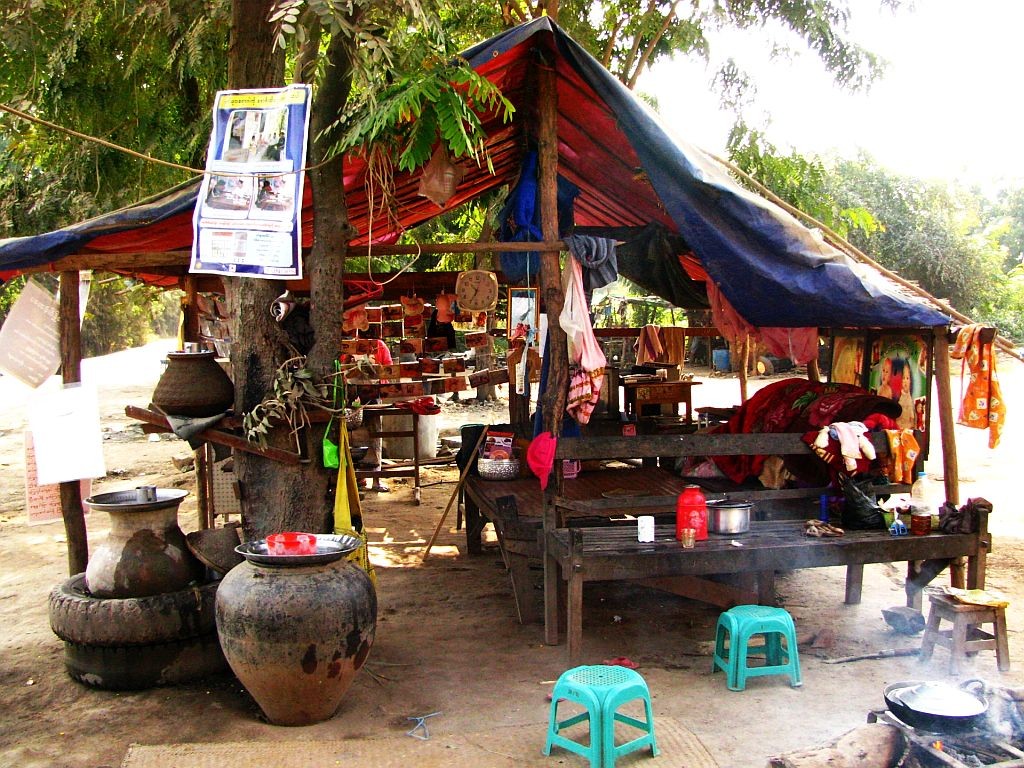 Zdjęcia: gdzieś po drodze, trasa Mandalay - Nyaungshwe, wiejski sklep, MYANMAR Zdjęcia: gdzieś po drodze, trasa Mandalay - Nyaungshwe, wiejski sklep, MYANMAR