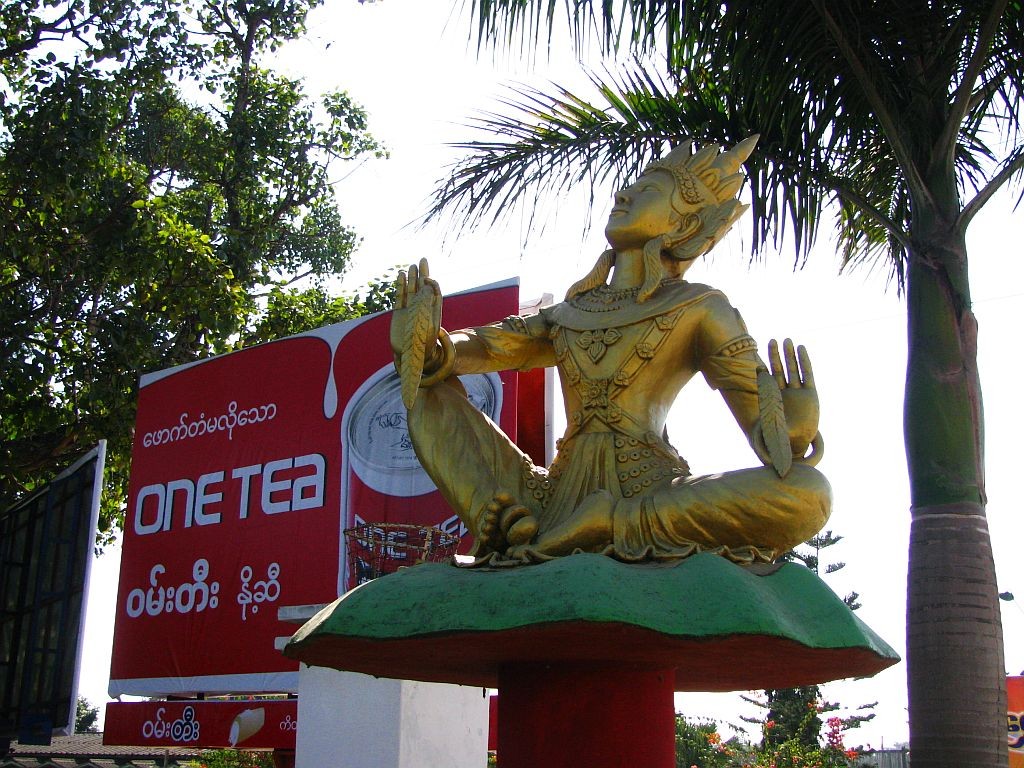 Zdjęcia: Nyaungshwe, stan Shan, pomnik Nata, MYANMAR Zdjęcia: Nyaungshwe, stan Shan, pomnik Nata, MYANMAR
