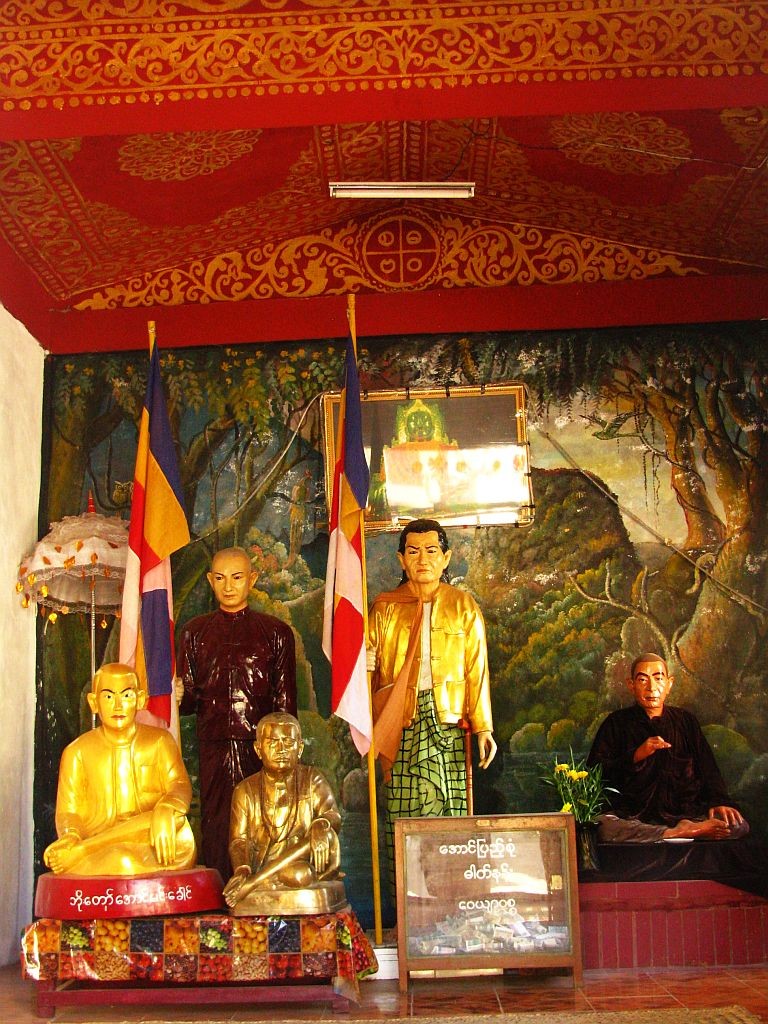 Zdjęcia: Mt. Popa, okolice Baganu, kaplica Natów, MYANMAR Zdjęcia: Mt. Popa, okolice Baganu, kaplica Natów, MYANMAR