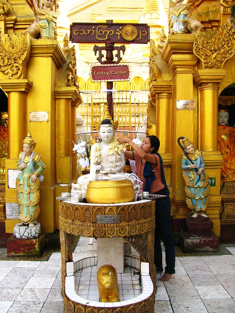 Zdjęcia: Schwedagon Paya, Yangon, ołtarzyk urodzonych w piątek, MYANMAR Zdjęcia: Schwedagon Paya, Yangon, ołtarzyk urodzonych w piątek, MYANMAR