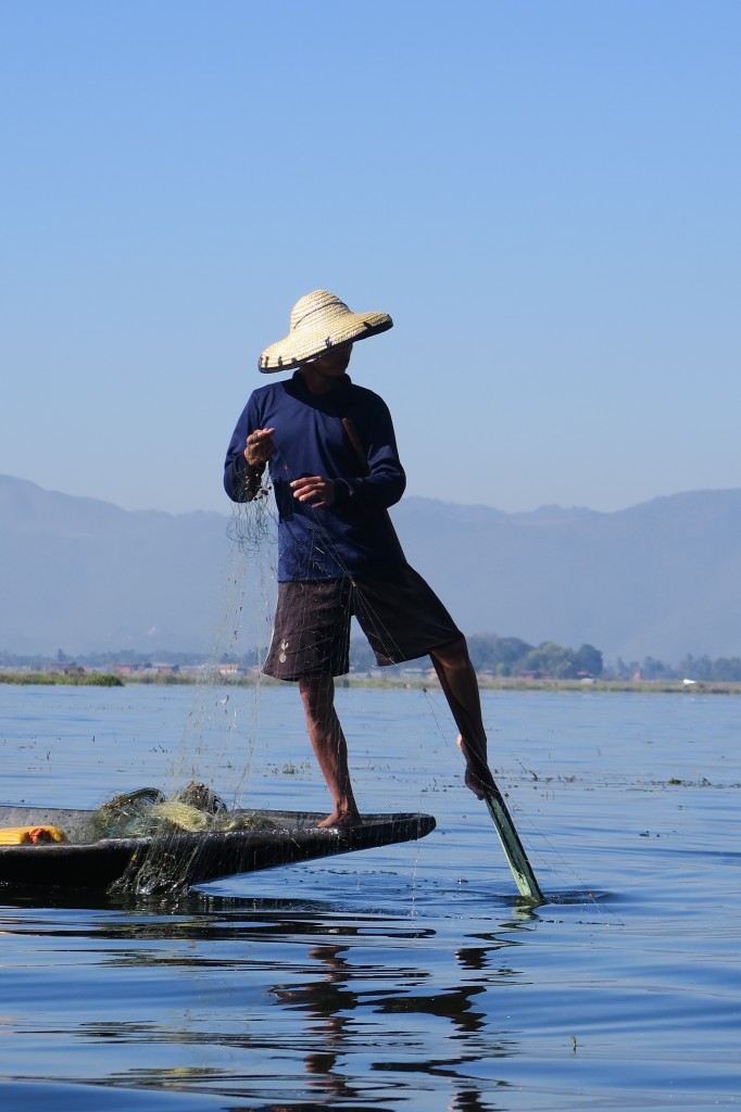 Zdjęcia: In Lake, Inn Lake, Prawdziwy rybak z Myanmaru, MYANMAR Zdjęcia: In Lake, Inn Lake, Prawdziwy rybak z Myanmaru, MYANMAR