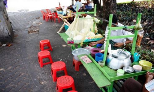 Zdjecie MYANMAR / - / Yangon / Street Bar