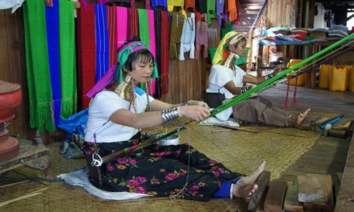 Zdjecie MYANMAR / BIRMA / INLE LAKE / KOBIETY SZYJE