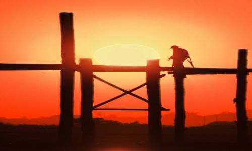 Zdjęcie MYANMAR / Manadalay / Amarapura / Ile mi jeszcze zachodow zostalo?