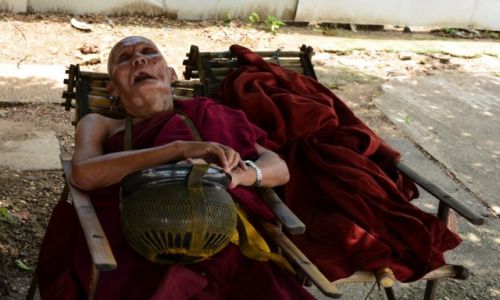 Zdjecie MYANMAR / Yangon / Yangon / Drzemka