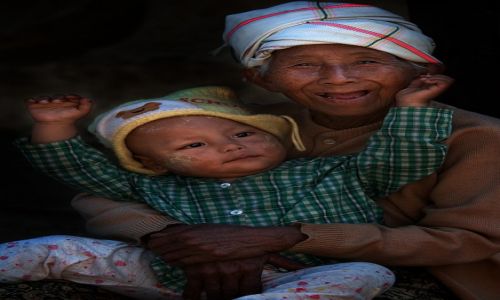 Zdjęcie MYANMAR / Mandalay / Mingun / szczescie babci