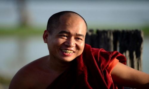 Zdjecie MYANMAR / Mandalay / Amarapura / Mnich