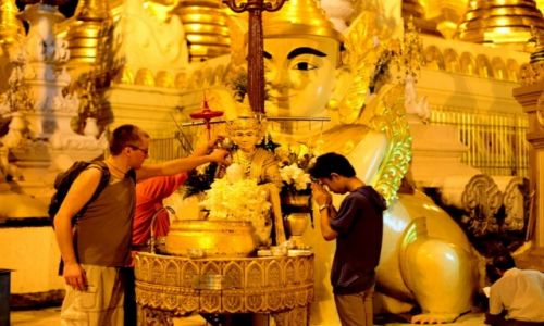 Zdjecie MYANMAR / Rangun / Shwedagon Pagoda / Polewanie wod Buddy