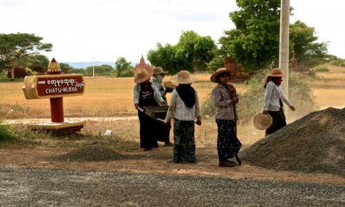 MYANMAR / - / Bagan / budowa drogi