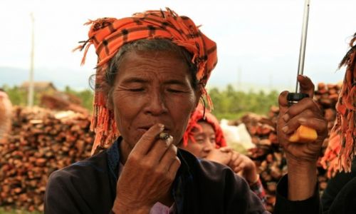 Zdjcie MYANMAR / - / Jezioro Inle / birmanka z cygarem