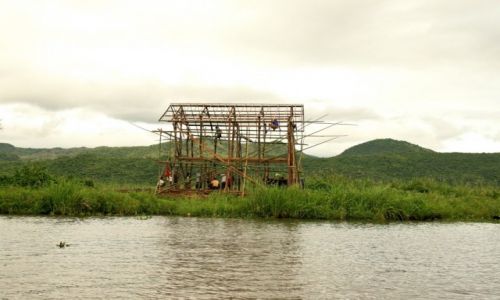 Zdjecie MYANMAR / - / Jezioro Inle / budowa domu nad jeziorem Inle