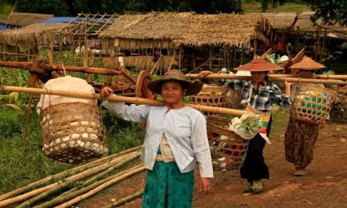 Zdjecie MYANMAR / - / Jezioro Inle / kobiety na targu