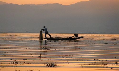 Zdjecie MYANMAR / stan Shan / jezioro Inle / zachd soca nad Inle