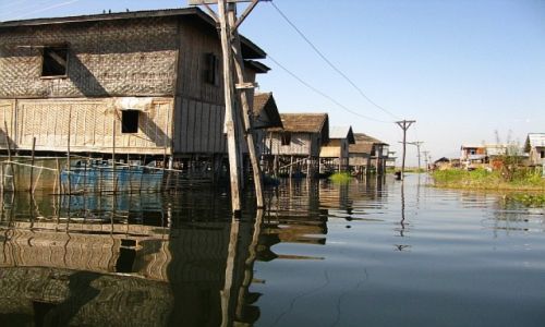 Zdjecie MYANMAR / stan Shan / jezioro Inle / domy mieszkalne w wiosce Nom Pan