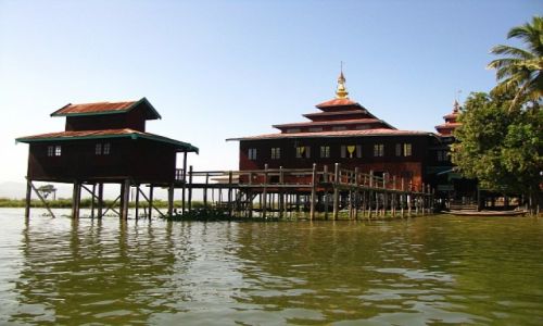 Zdjecie MYANMAR / stan Shan / jezioro Inle / wiejski klasztor