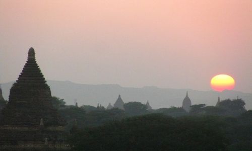 Zdjęcie MYANMAR / środkowa Birma / Stary Bagan / zachód słońca nad Baganem