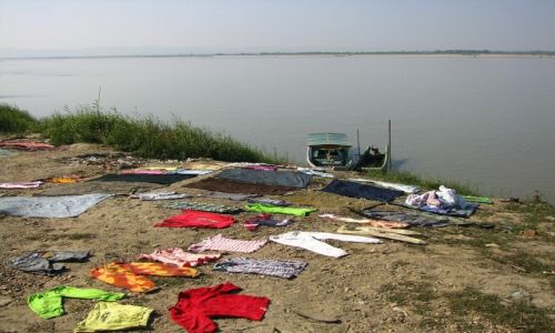 Zdjcie MYANMAR / rodkowa Birma / Nyaung OO / przysta dek nad Irawadi