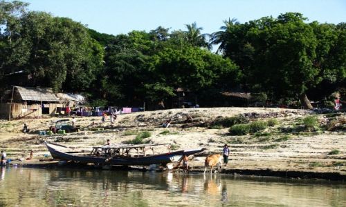 Zdjcie MYANMAR / rodkowa Birma / Nyaung OO / przysta dek nad Irawadi