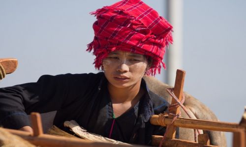 Zdj�cie MYANMAR / Okolice jeziora Inle  / wioska Kyaug Taung / Kobieta Pa-Oo