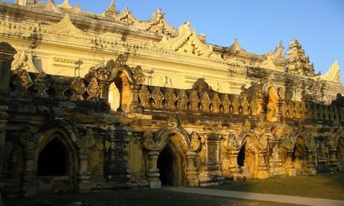 Zdjcie MYANMAR / okolice Mandalay / Inwa / Maha Aungmye Bonzan Kaung