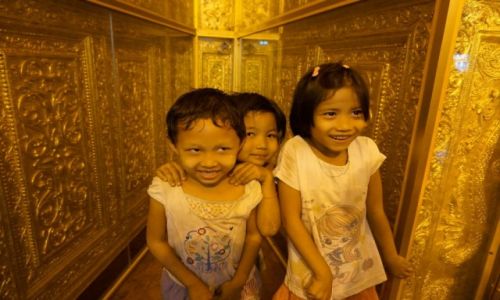 Zdjęcie MYANMAR / Yangun / Yangon / ciiiiiii jesteście w świątyni