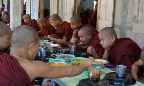 Zdjecie MYANMAR / Mandalay / Mandalay / Monks