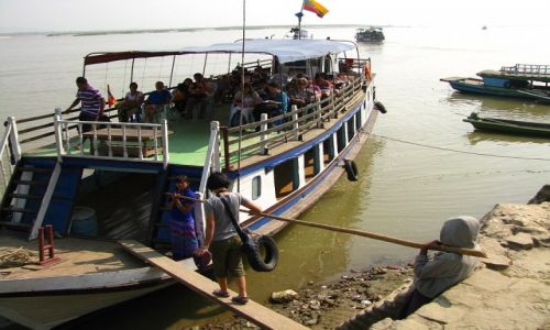 Zdjcie MYANMAR / okolice Mandalay / Mingun / przysta promowa