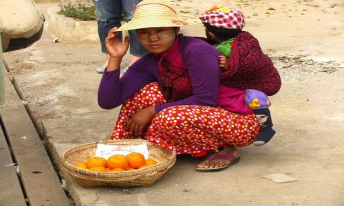 Zdjcie MYANMAR / trasa Nyaungshwe - Nyaung OO / . / uliczna sprzedawczyni