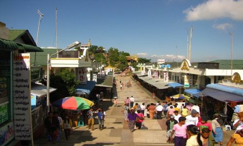 Zdjęcie MYANMAR / okolice Bago / Kyaiktiyo / obrazek z Kyaiktiyo