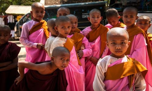 Zdjcie MYANMAR / - / Mingun / rowo-szfranowy wiat 