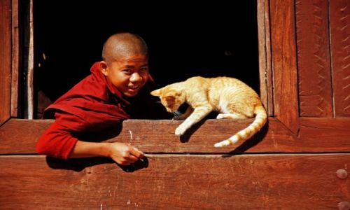 Zdjecie MYANMAR / Myanmar / klasztor / Zabawa z mnichem