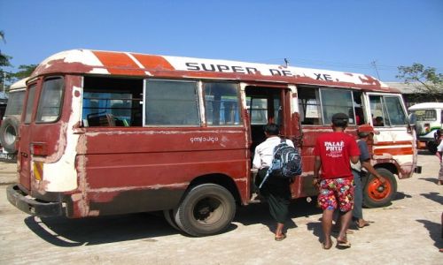 Zdjcie MYANMAR / Delta Yrawadi / miasteczko Dilah / autobus Super De Luxe