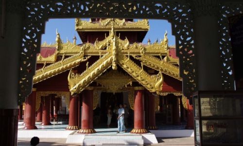 Zdjcie MYANMAR / Mandalaj / Nyaung-U  ( okolice Bagan ) / witynia na dziedzicu Shwezigon Pagody