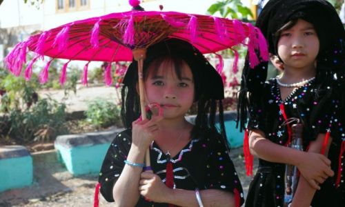 Zdjęcie MYANMAR / Shan / Kalaw / Tazaungman Full Moon Festival w Kalaw - młode uczestniczki