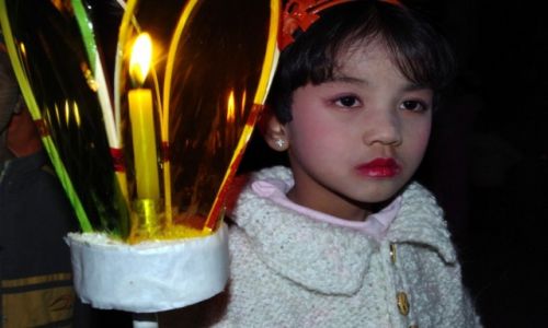 Zdj�cie MYANMAR / Shan / Kalaw / Tazaungman Full Moon Festival w Kalaw - m�ode uczestniczki