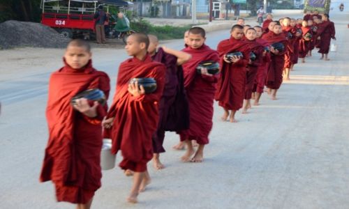 Zdjecie MYANMAR / - / Birma / mnisi
