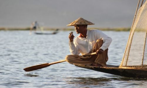 Zdjcie MYANMAR / Inle Lake / Inle Lake / Rybak- pozer