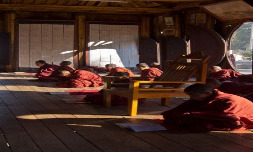 Zdjecie MYANMAR / okolice Inle Lake / klasztor Nyaung Shwe / Czytanie ksig