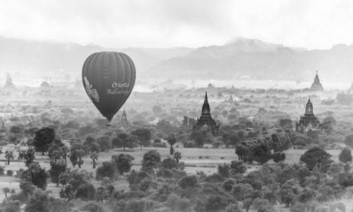 Zdjcie MYANMAR / Bagan / Bagan / Balonem nad Bagan