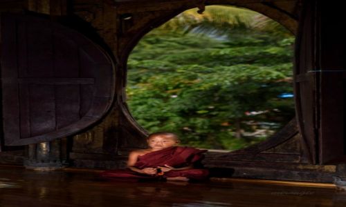 Zdjcie MYANMAR / Inle / Shwe Yan Pyay / Mody mnich w Shwe Yan Pyay 2