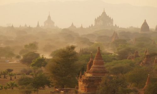 Zdjecie MYANMAR / Mandalaj / Bagan / Przed zachodem