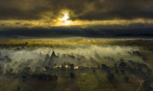 Zdjecie MYANMAR / Bagan / Bagan / Wschd soca nad Bagan