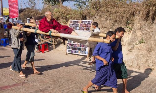 Zdjecie MYANMAR / Pod Golden Rock / jw / rodek transportu