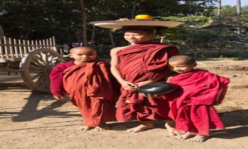 Zdjcie MYANMAR / okolice Shwebo / wioska po drodze / Modzi mnisi
