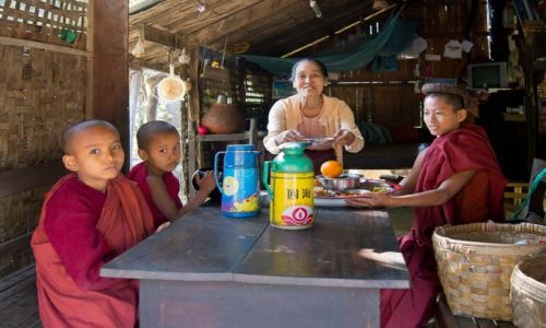 Zdjcie MYANMAR / okolice Shwebo / wioska po drodze / Dla przybysza te wystarczy. Zapraszamy!
