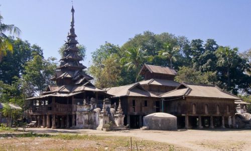 Zdjecie MYANMAR / na pd od Shwego / A Myinth Village / Prawie drewniany stary klasztor