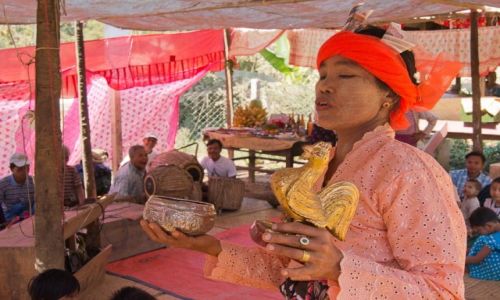 Zdjcie MYANMAR / Monywa district / zapada wioska przy piaskowej drodze / Birmaska szamanka