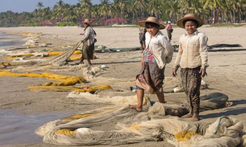 Zdjcie MYANMAR / Ngwe Saung Beach / Ngwe Saung Beach / Suszenie sieci - kobieca robota